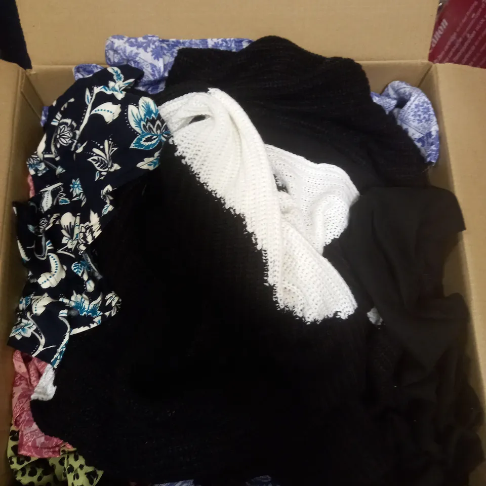 BOX OF APPROX. 31 ASSORTED CLOTHING ITEMS TO INCLUDE - EVANS