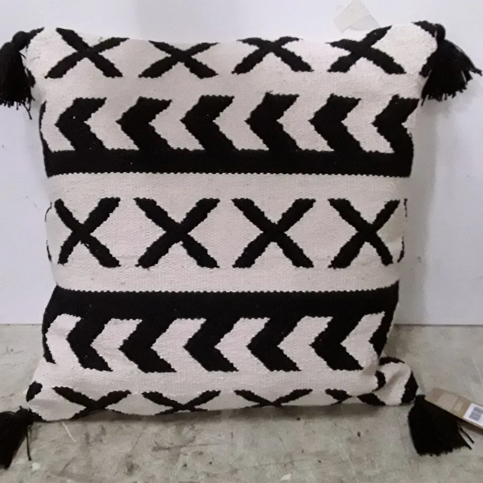 BAGGED GEOMETRIC SQUARE SCATTER CUSHION 