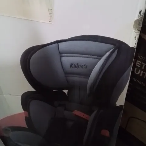 BOXED KIDOOLA CHILDREN'S CAR SEAT BLACK AND GREY