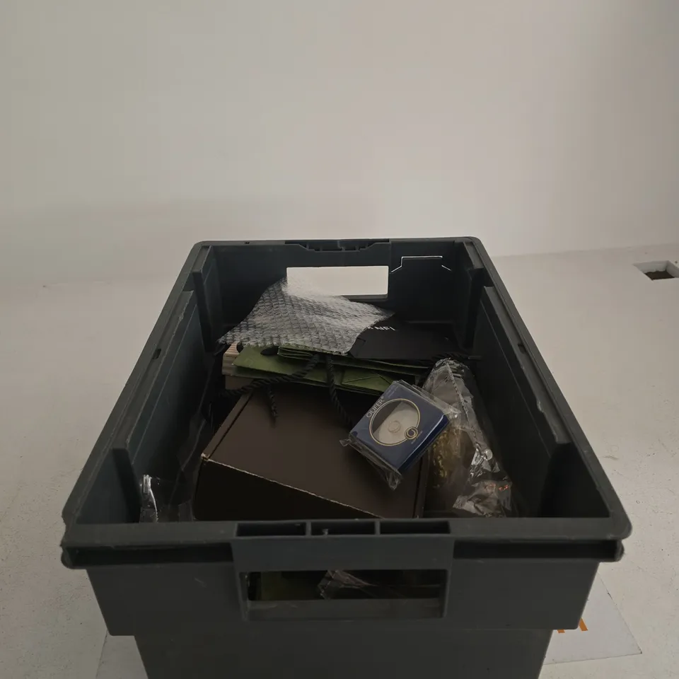 TOTE OF APPROXIMATELY 20 ASSORTED JEWELLERY/RELATED ITEMS TO INCLUDE EMPTY GUCCI/CHANEL JEWELLERY BAGS, OUFER, PIPER K ETC