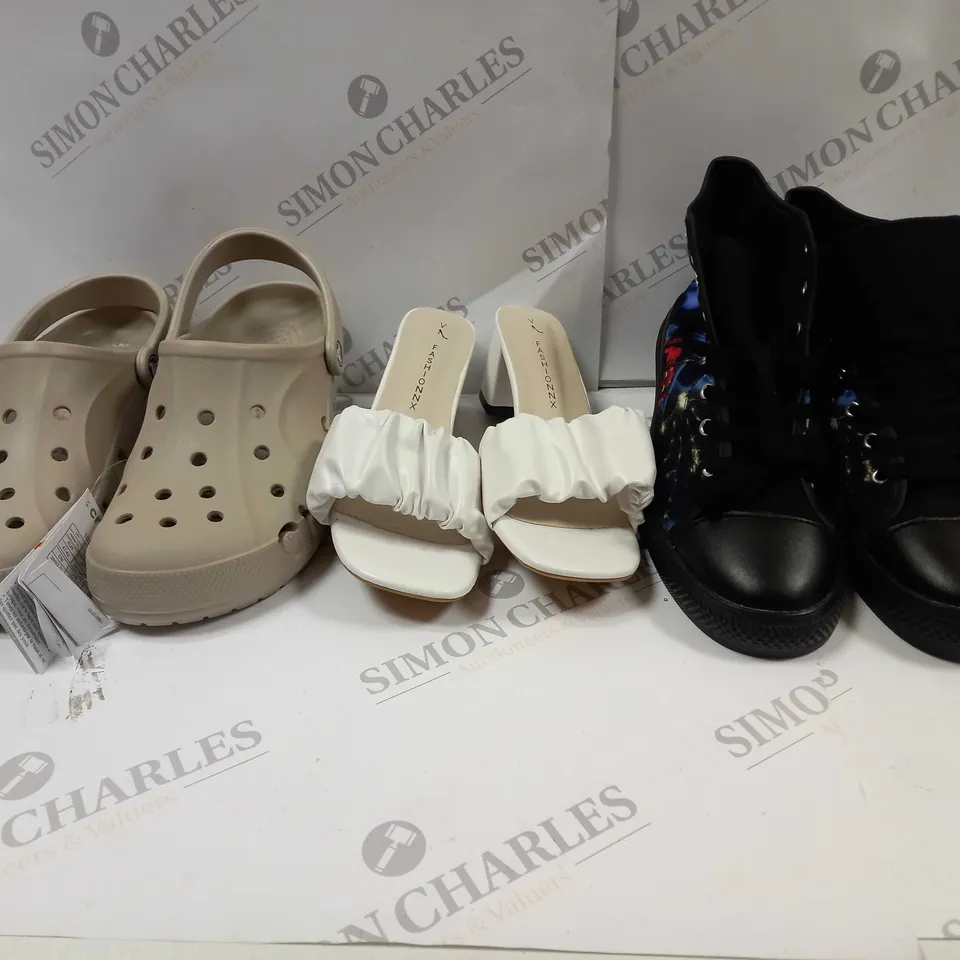 APPROXIMATELY 10 ASSORTED PAIRS OF SHOES IN VARIOUS STYLES & SIZES