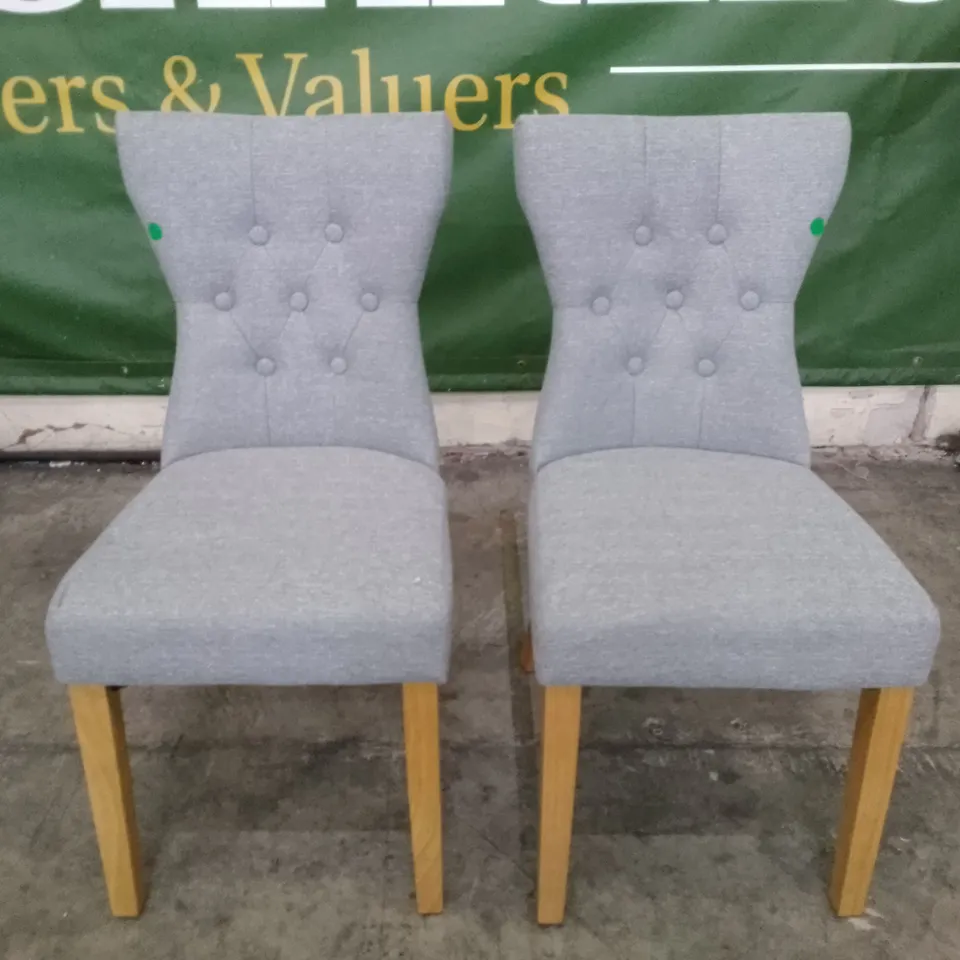 SET OF 2 NEW BEWLEY LIGHT GREY FABRIC BUTTON BACK DINING CHAIRS (OAK LEG)