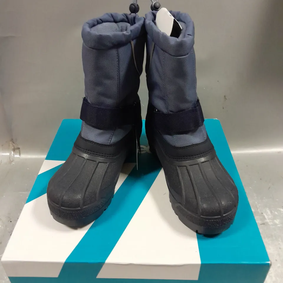 BOXED PAIR OF THE EDGE ASPEN SNOW BOOTS IN NAVY SIZE UK 6