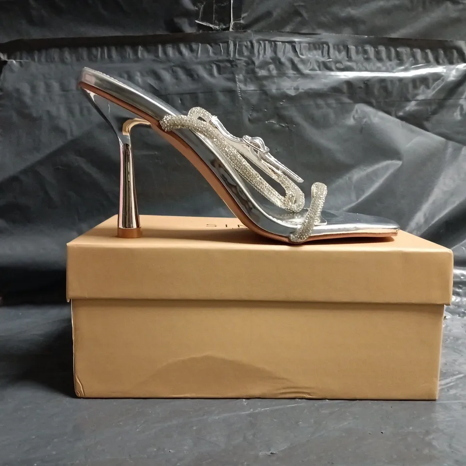 BOXED PAIR OF SIMMI LONDON OPEN TOE HEELED SANDALS IN SILVER W. DIAMANTE EFFECT SIZE UK 5