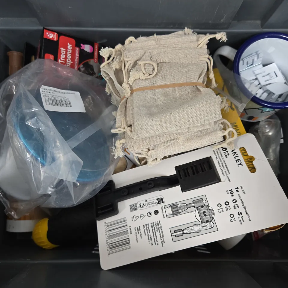 APPROXIMATELY 12 ASSORTED HOUSEHOLD ITEMS TO INCLUDE BONDIT LAMI-MATE OAK, MINI HAND MIXER, RATCHETING SCREWDRIVER, ETC