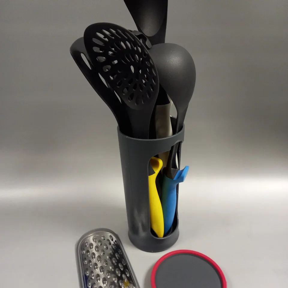 BOXED REMOSKA A1 SET OF KITCHEN UTENSILS 