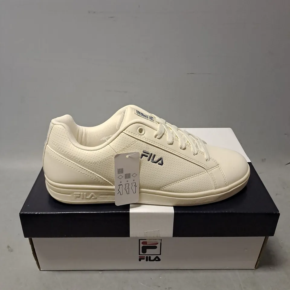 BOXED PAIR OF FILA CAMALFI GARDANIAS TRAINERS IN OFF WHITE SIZE MENS 7 