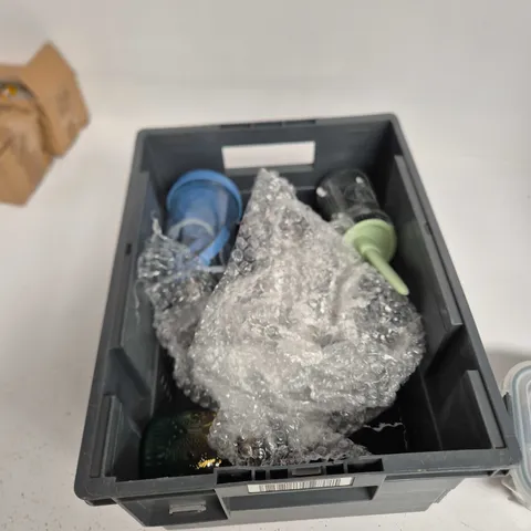 TOTE OF APPROXIMATELY 8 ASSORTED FRAGILE ITEMS TO INCLUDE: VONSHEF GLASS MEAL PREP STORAGE CONTAINERS
