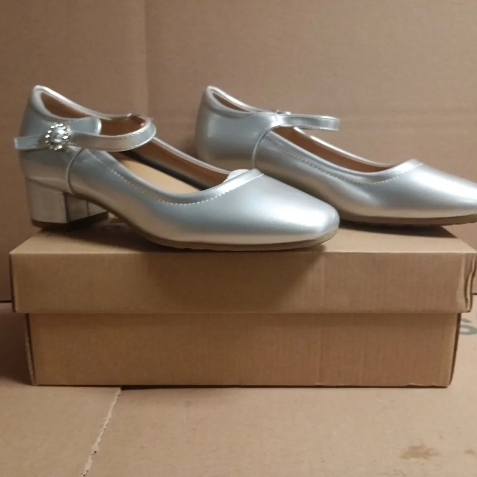 BOXED PAIR OF UNBRANDED CLOSED TOE LOW BLOCK HEEL SHOES IN SILVER SIZE EU 35