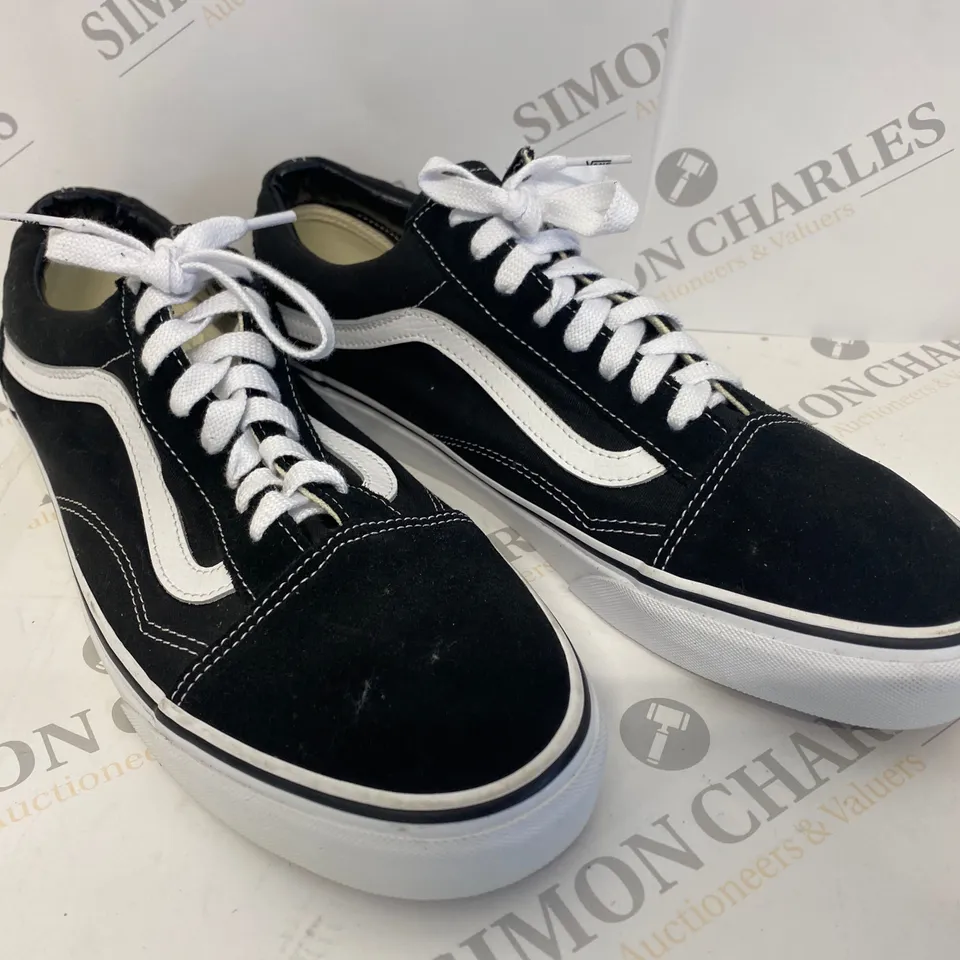 PAIR OF VANS BLACK SHOES SIZE 10