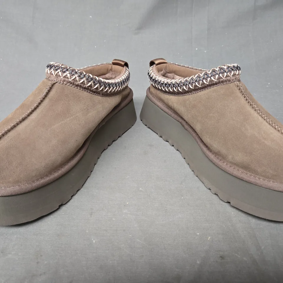 BOXED PAIR OF UGG WOMEN'S TAZZ SHOES IN TAUPE UK SIZE 5