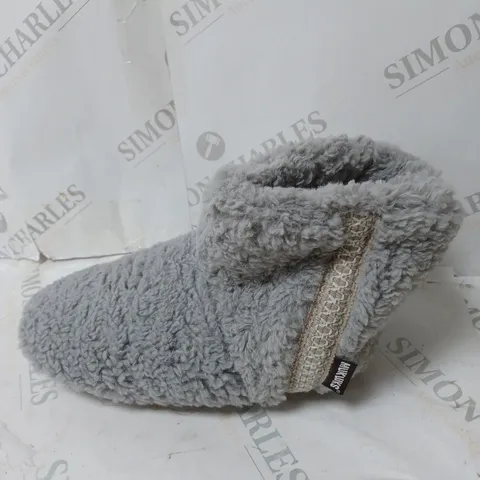 MUK LUKS FREJA GREY BOOT SLIPPERS - SIZE 4