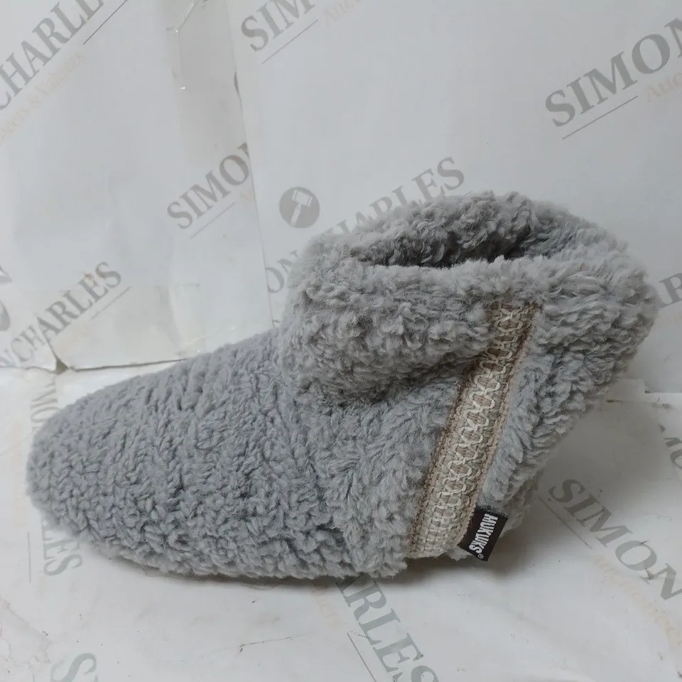 MUK LUKS FREJA GREY BOOT SLIPPERS - SIZE 4