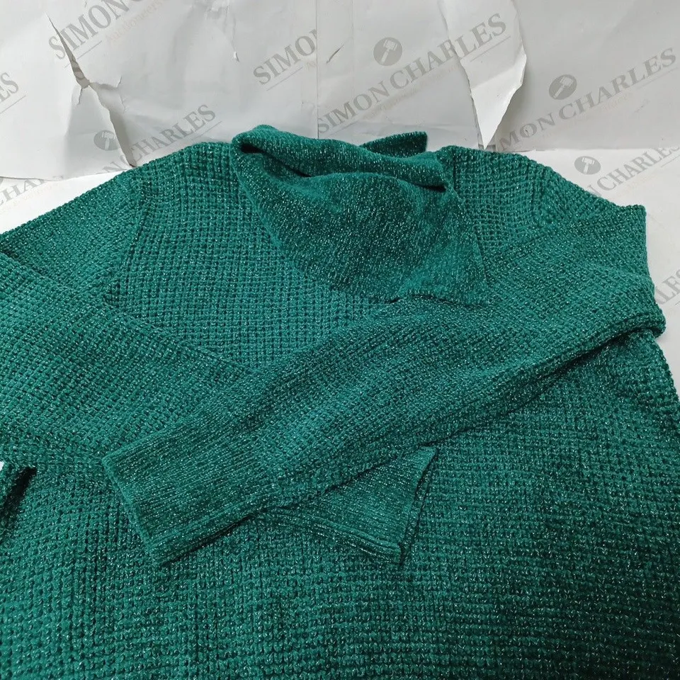 APPROXIMATELY 10 CLOTHING ITEMS INCLUDING: JUMPERS, TROUSERS, T SHIRTS (ALL IN DIFFERENT SIZES AND COLOURS)