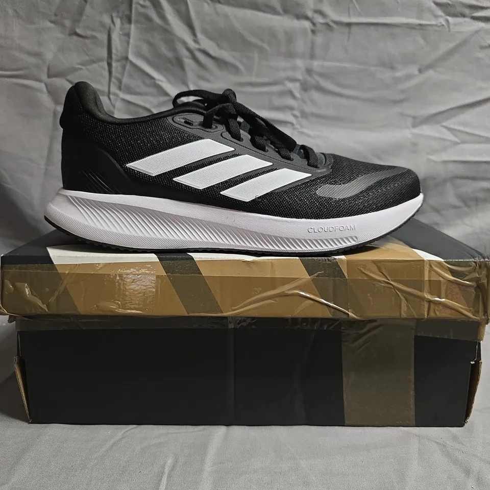 BOXED PAIR OF ADIDAS RUNFALCON 5 KIDS SHOES IN BLACK/WHITE SIZE UK 5