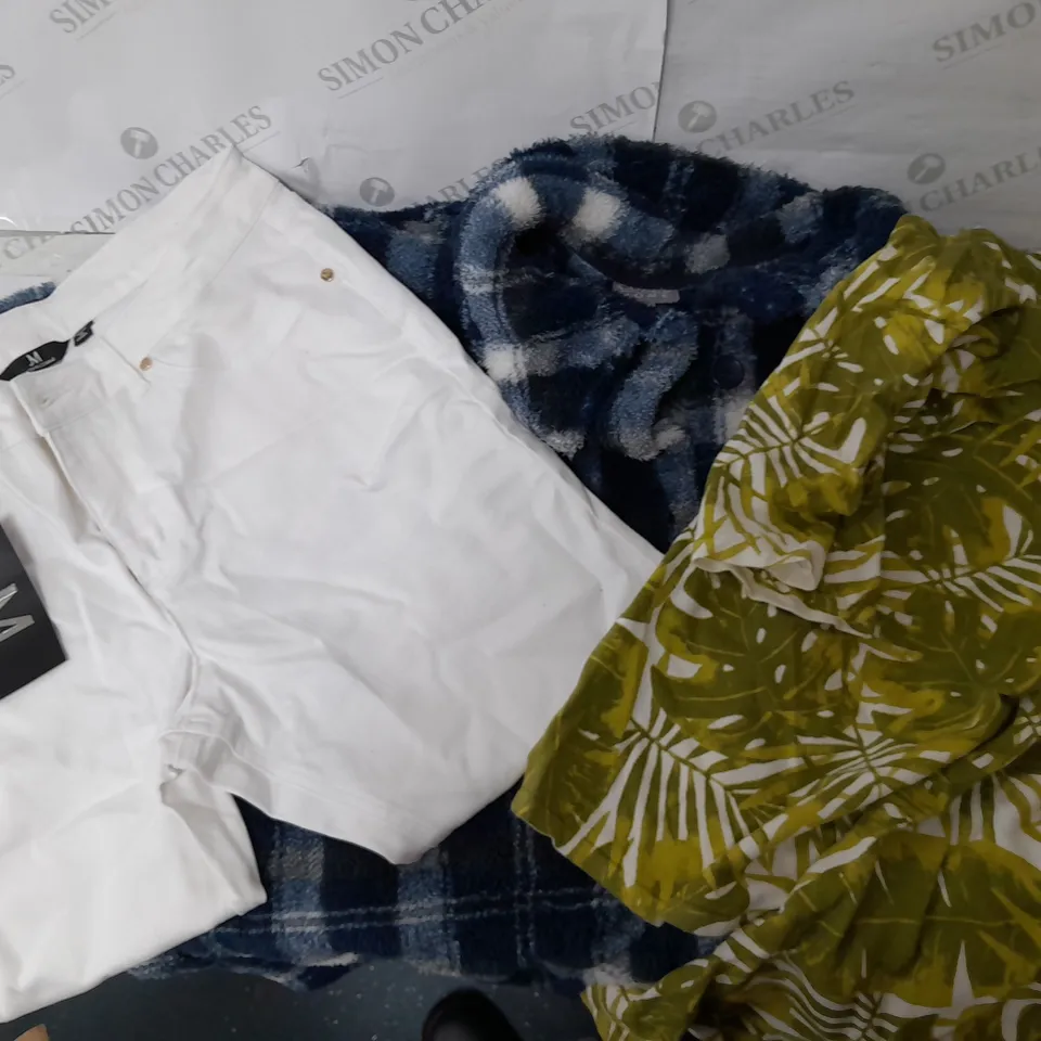 A BOX OF 10 VARIOUS ITEMS TO INCLUDE A PAIR OF WHITE JM JEANS A BLUE SOFT FURRY JUMPER AND GREEN FLOWERY THIN JACKET 
