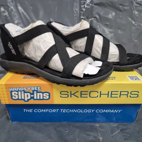 BOXED PAIR OF SKECHERS REGGAE SLIM STRAPPY SANDALS IN BLACK SIZE 6