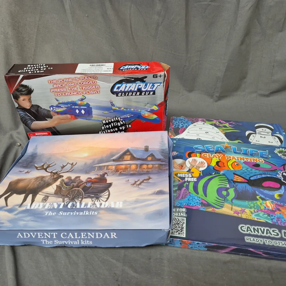 APPROXIMATELY 25 ASSORTED TOYS TO INCLUDE CATAPULT GLIDER GUN, SEA LIFE CLAY PAINTING, ADVENT CALENDAR, 