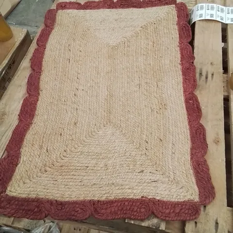 QUALITY DESIGNER AREA RUG - APPROXIMATELY 90X56CM