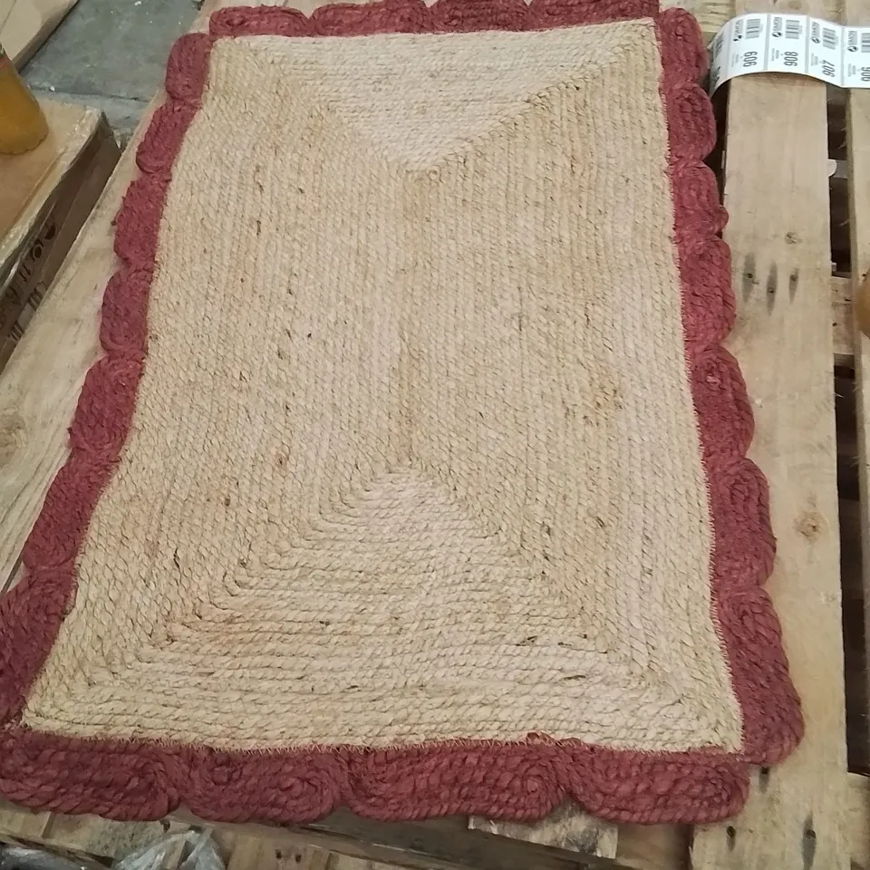 QUALITY DESIGNER AREA RUG - APPROXIMATELY 90X56CM