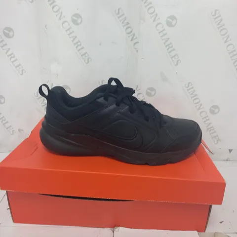 BOXED NIKE MEN'S DEFY ALL DAY TRAINING SHOE SIZE 9.5