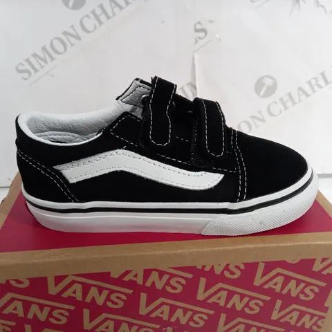 BOXED PAIR OF VANS LD SKOOL V CHILDRENS TRAINERS SIZE 8