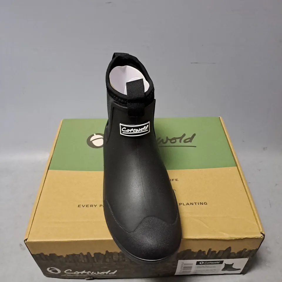 BOXED PAIR OF COTSWOLD GROSVENOR WATERPROOF BOOTS IN BLACK SIZE 4