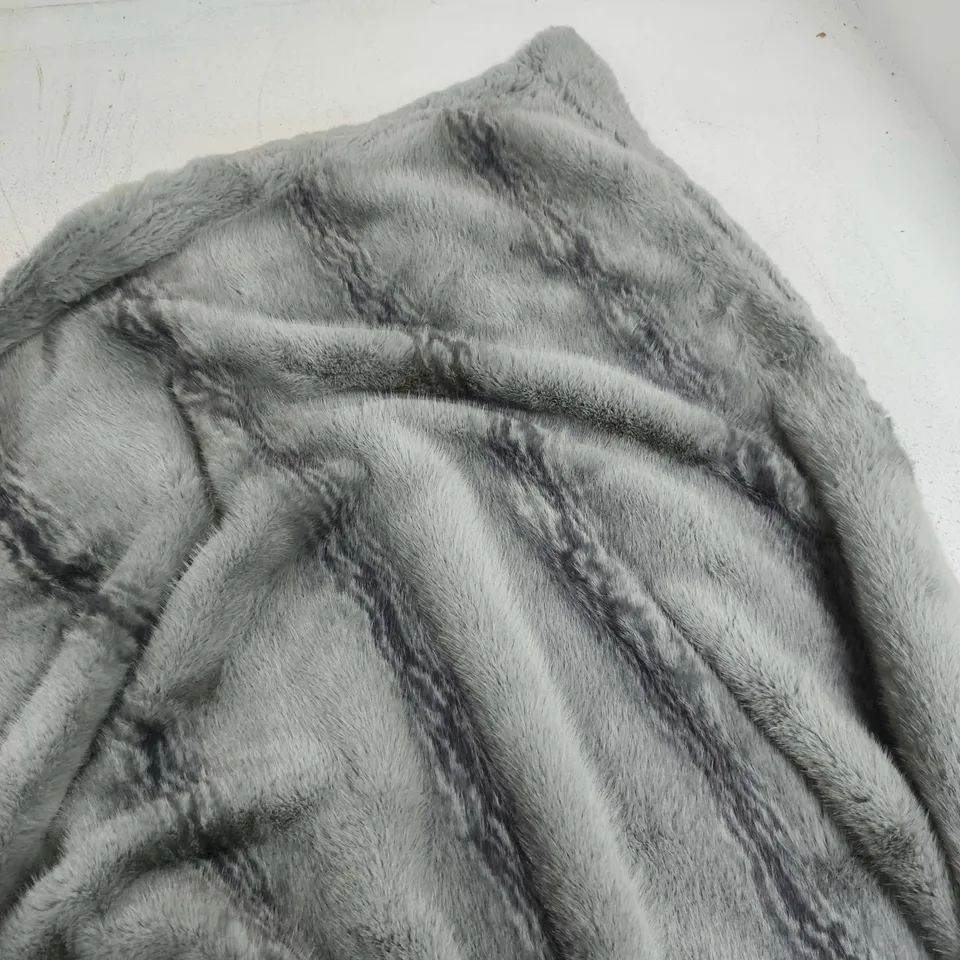 HEAVY SOFT GREY FAUX FUR THROW