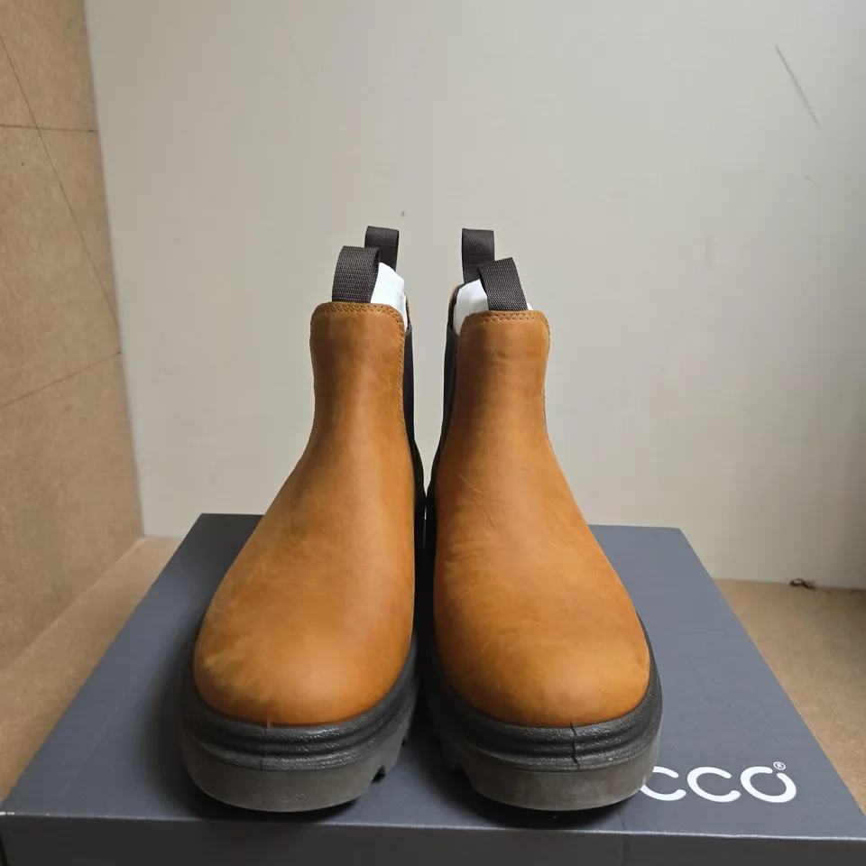 BOXED PAIR OF ECCO GRAINER M AMBER LEATHER CHELSEA BOOT, UK 9-9.5 