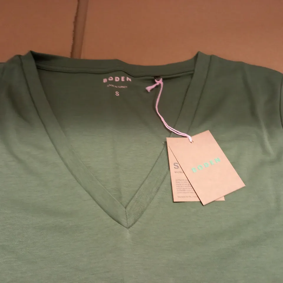 BODEN GREEN V-NECK T-SHIRT - S
