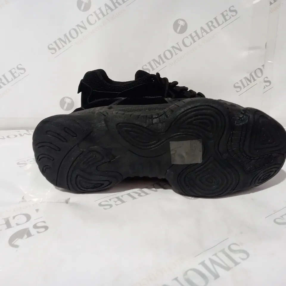 PLY WIDE FIT BLACK TRAINERS SIZE UNKNOWN