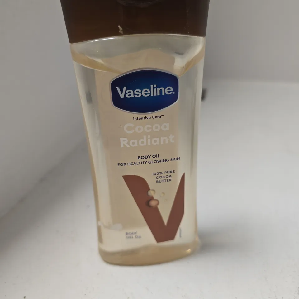 APPROXIMATELY 20 ASSORTED COSMETIC ITEMS INCLUDING VASELINE BODY OIL , MIGHTY TOOTHPASTE REFILL AND HEAD & SHOULDERS HAIR REVITALISER