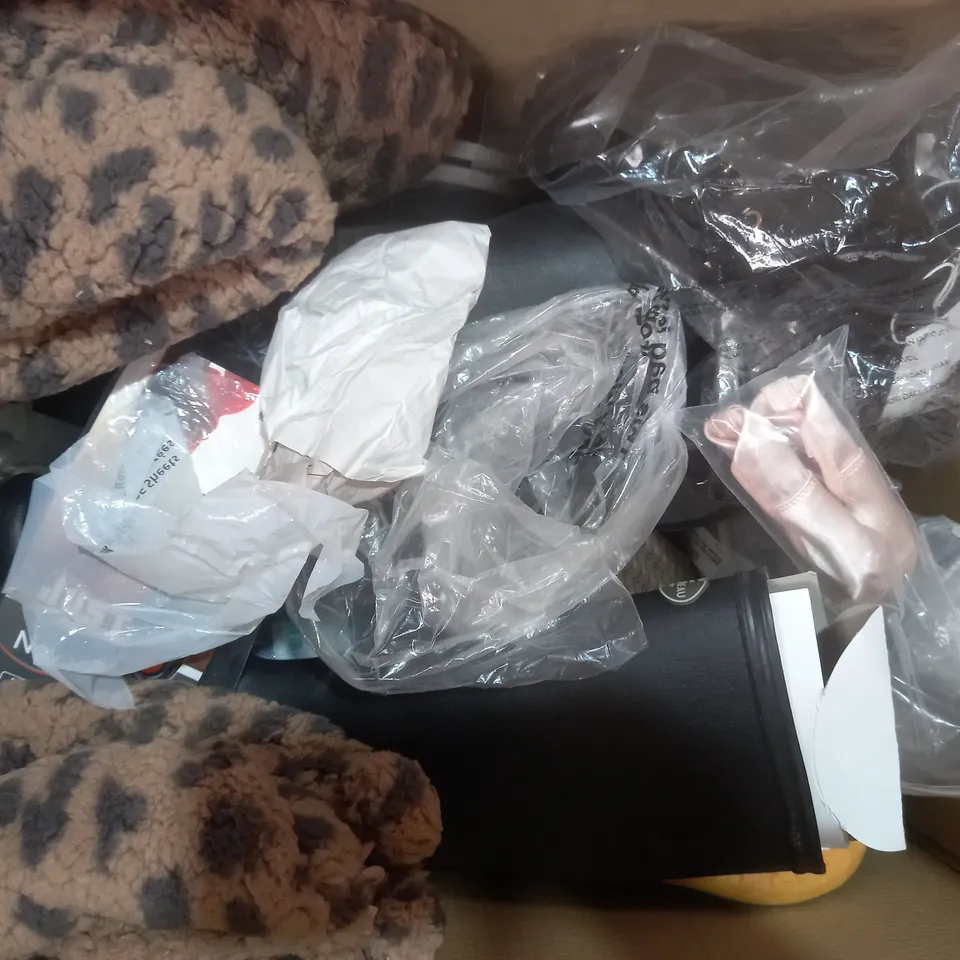 BOX OF APPROXIMATELY 15 ASSORTED PAIRS OF SHOES AND FOOTWEAR ITEMS IN VARIOUS STYLES AND SIZES TO INCLUDE H&M, DP, ETC