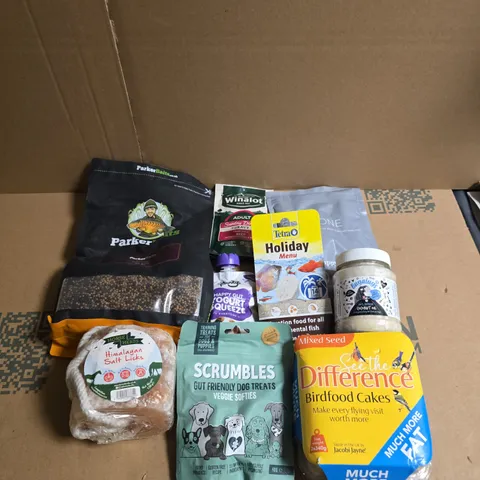 APPROX 15 ASSORTED PET FOODS & TREATS TO INCLUDE BIRDFOOD CAKES, VEGGIE SOFTIES AND YOGURT SQUEEZE 