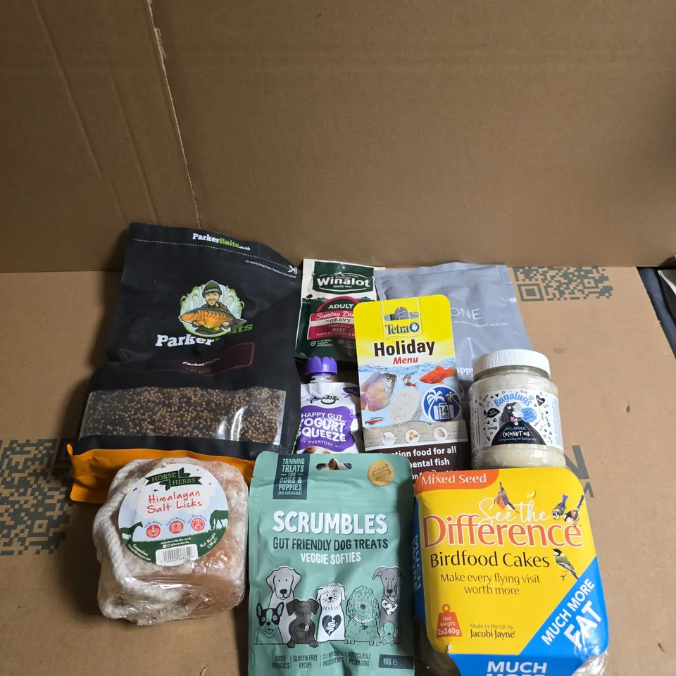 APPROX 15 ASSORTED PET FOODS & TREATS TO INCLUDE BIRDFOOD CAKES, VEGGIE SOFTIES AND YOGURT SQUEEZE