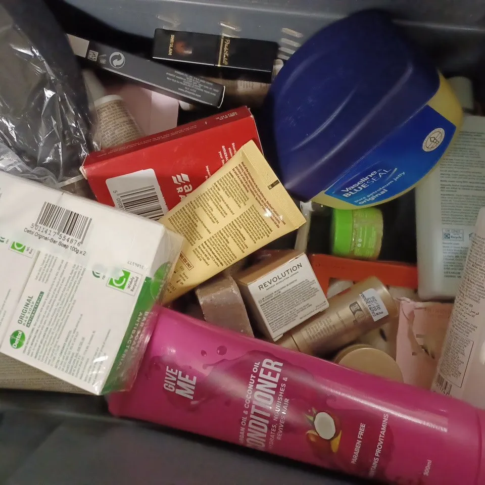 BOX OF APPROXIMATELY 20 ASSORTED COSMETIC PRODUCTS TO INCLUDE L'OREAL, DR. SQUATCH, LUCK, MANSCAPED, ETC