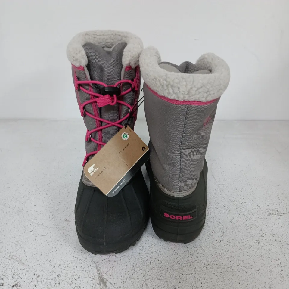 BOXED PAIR OF SOREL YOUTH CUMBERLAND 2 BOOTS IN LIGHT GREY/PINK - UK 4.5
