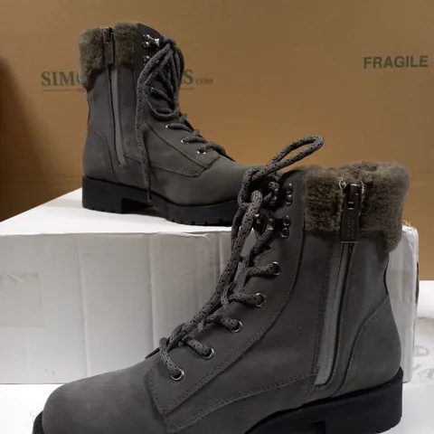 VIONIC ZOE HIKERV ANKLE BOOT - CHARCOAL SUEDE - SIZE 5