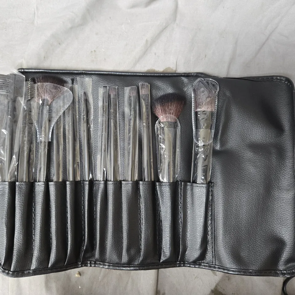 APPROXIMATELY 10 12 PIECE MAKE-UP BRUSH SET IN BLACK ROLL CASE