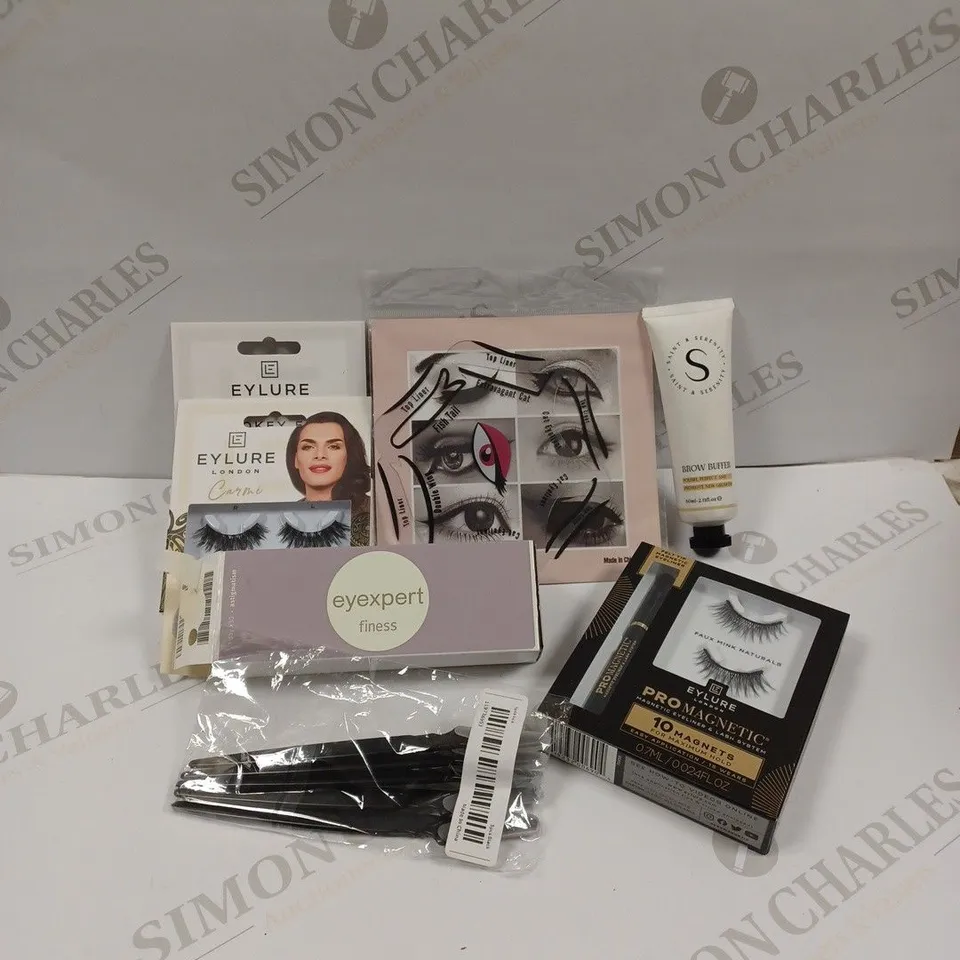 APPROXIMATELY 20 ASSORTED ITEMS TO INCLUDE EYLURE LONDON FALSE LASHES, EYELINER STENCIL, SAINT & SERENITY BROW BUFFER, EYEBROW SHAPER TOOL ETC. 