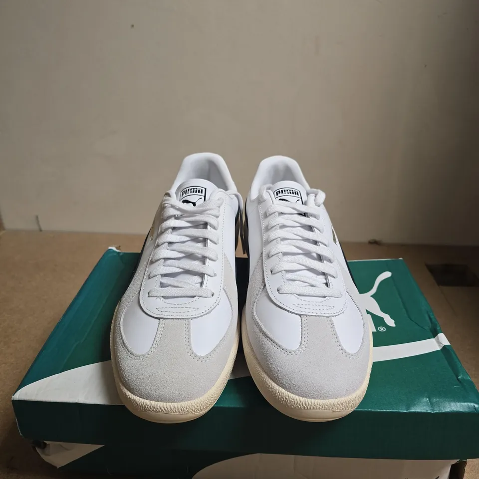 BOXED PAIR OF PUMA ARMY TRAINER SN44 TRAINERS – WHITE/GREY, UK 10