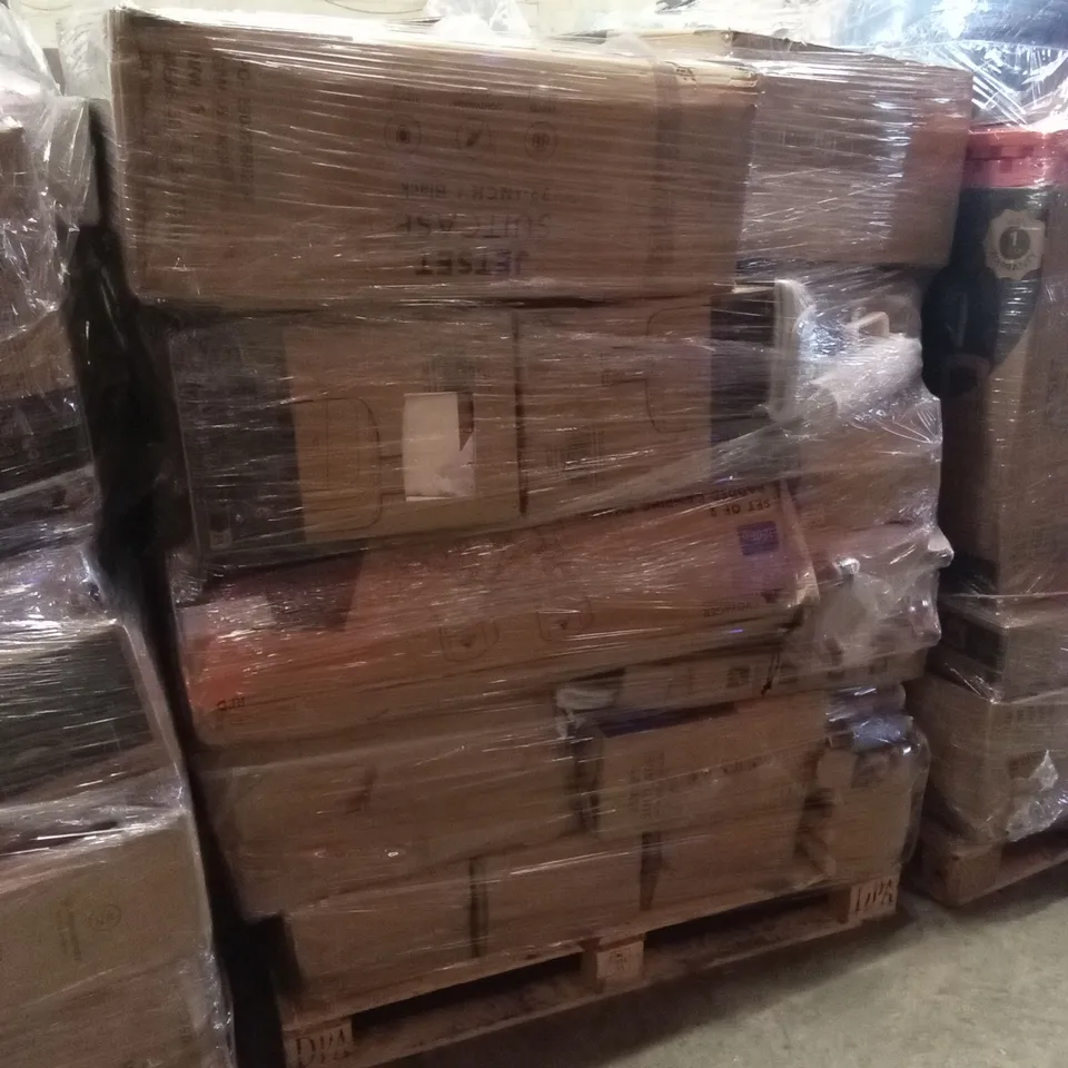 PALLET OF ASSORTED E-COMMERCE GOODS AND PRODUCTS TO INCLUDE; A LARGE QUANTITY OF SUITCASES/CABIN BAGS, CAMPING CHAIRS, AIR DUSTERS, ETC