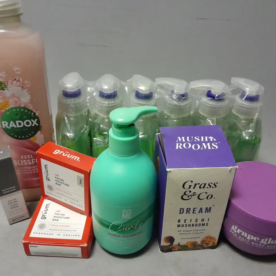 APPROXIMATELY 20 ASSORTED COSMETICS ITEMS TO INCLUDE GRAPE GLOW SEA SALT BODY SCRUB (300g), GRASS & CO DREAM REISHI CAPSULES, CAREX HAND WASH, ETC