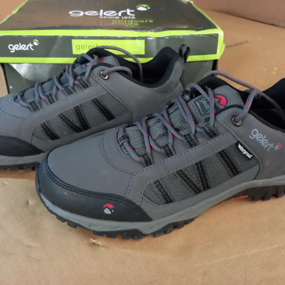 PAIR OF GELERT HORIZON WATERPROOF SHOES - 11 (46)