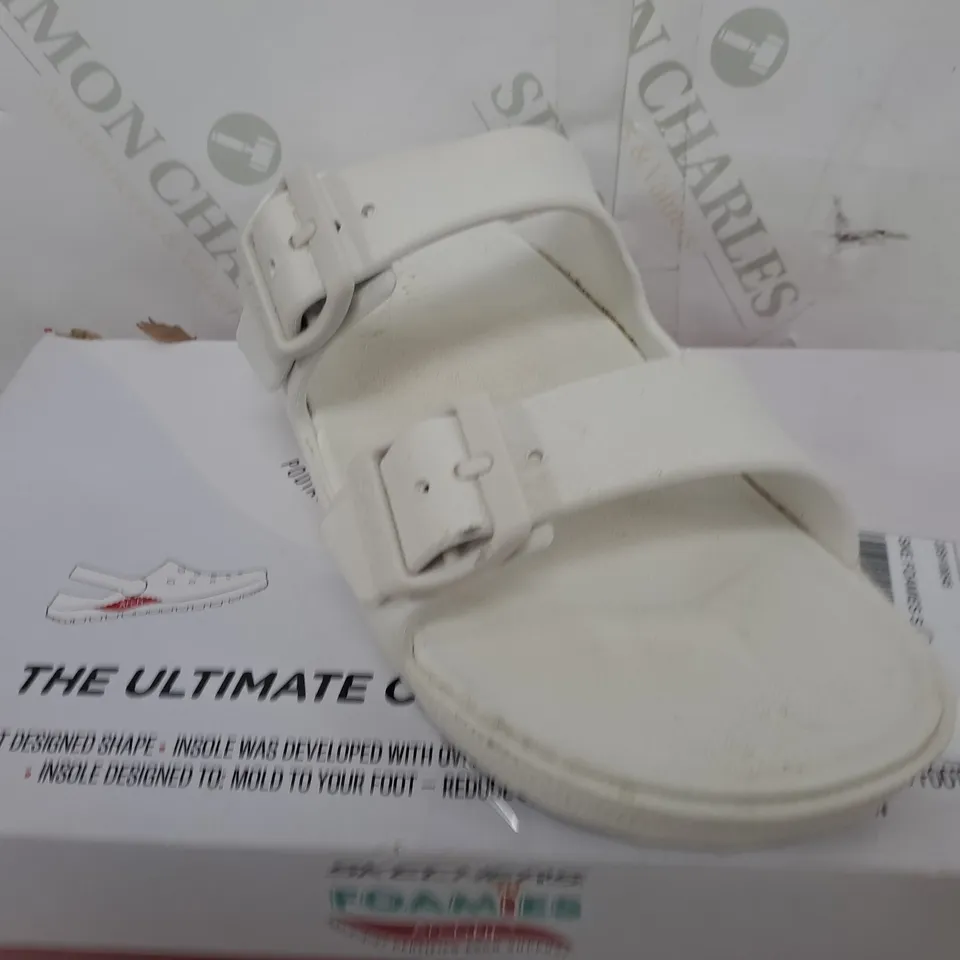 BOXED PAIR OF SKECHERS ARCH FIT FOAMIES SLIDE SANDALS IN WHITE SIZE 5