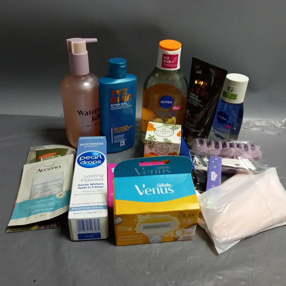 APPROXIMATELY 20 ASSORTED HEALTH AND BEAUTY PRODUCTS TO INCLUDE PEARL DROPS DAILY WHITENING TOOTHPASTE, GILLETTE VENUS SKIN CUSHION PLUS OLAY CARTRIDGES, PIZ BUN AFTER SUN MOISTURISING LOTION 