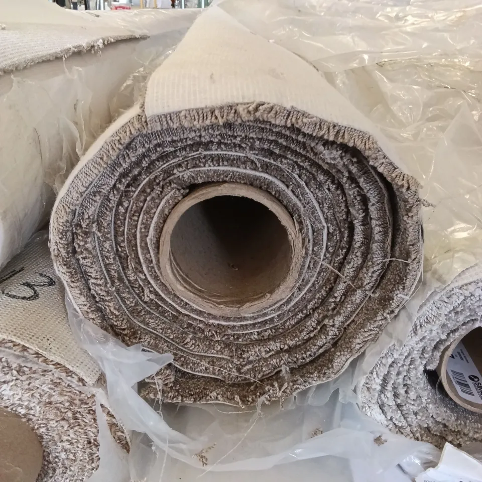 ROLL OF QUALITY CHOCO SHAKE CRESENT CARPET // APPROX SIZE: 5.0 X 4.4m