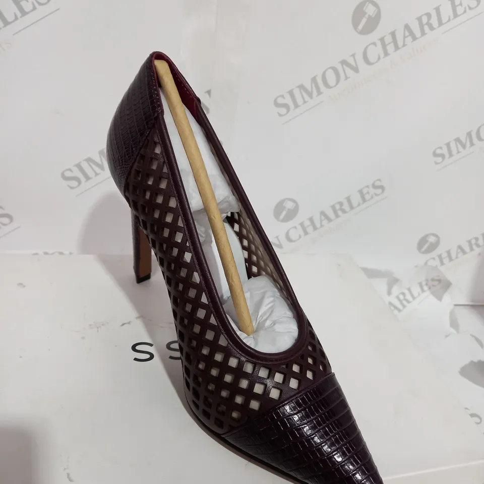 BOXED PAIR OF REISS CLOVER LIZARD SLIP-ON HEELS IN POMEGRANATE SIZE 3