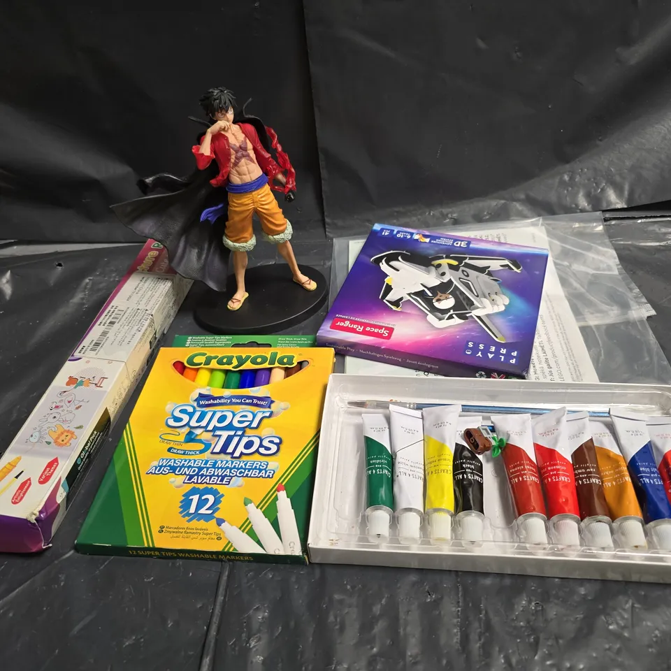 APPROXIMATELY 10 ASSORTED TOYS & GAMES PRODUCTS TO INCLUDE SMALL PAINT SET , FELT TIPS , TENNIS BALLS  ETC 