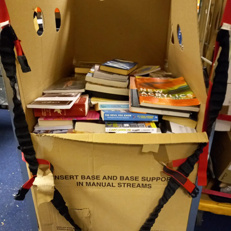 CAGE OF APPROX 150 ASSORTED BOOKS TO INCLUDE INTERNATIONAL MARKETING, FASHION ILLUSTRATION, KATE REID LUNE - COLLECTION ONLY